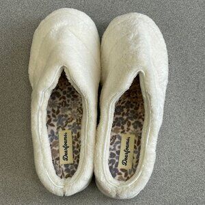 NWOT Dearfoams Women's 7-8 Medium Cream Fleece Slippers With Leopard Print
